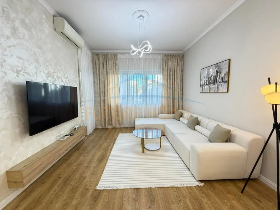 Shqiperi, shitet apartament 1+1 Kati 1, 95 m² 169.000 € (Unaza e Re)
