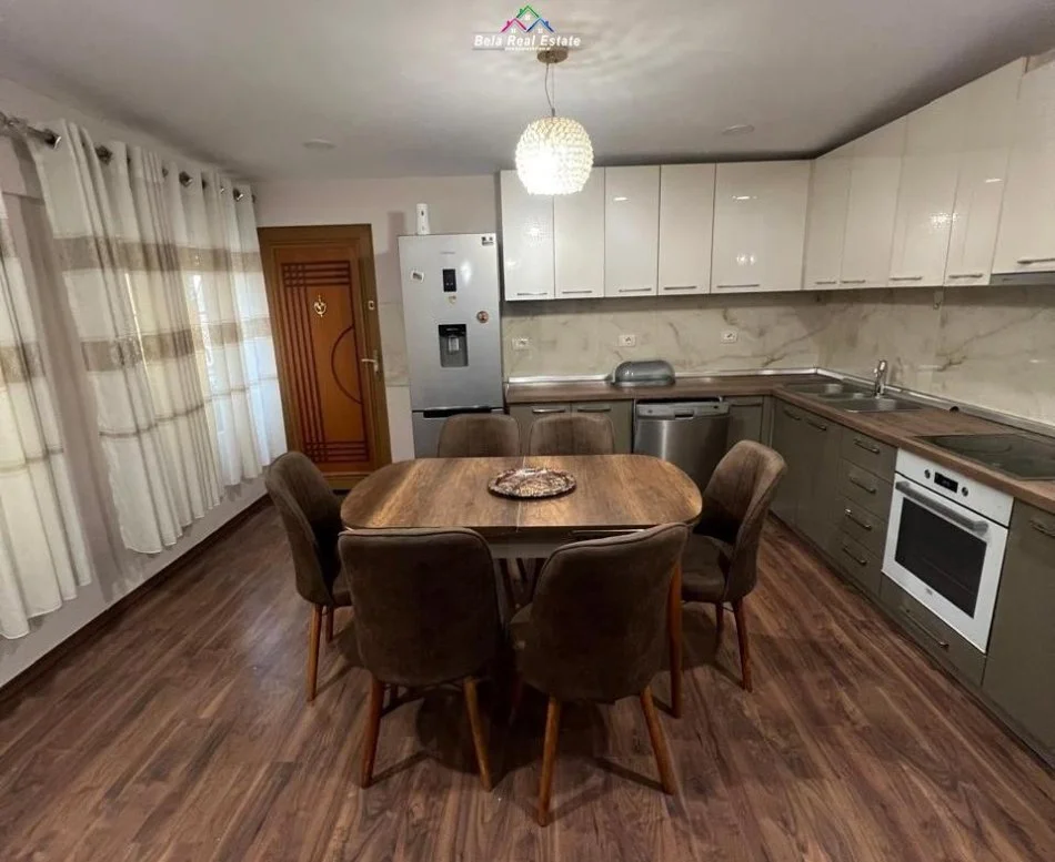 Tirane, jepet me qera apartament 3+1 Kati 5, 140 m² 625 € (Rruga Muhamet Gjollesha)