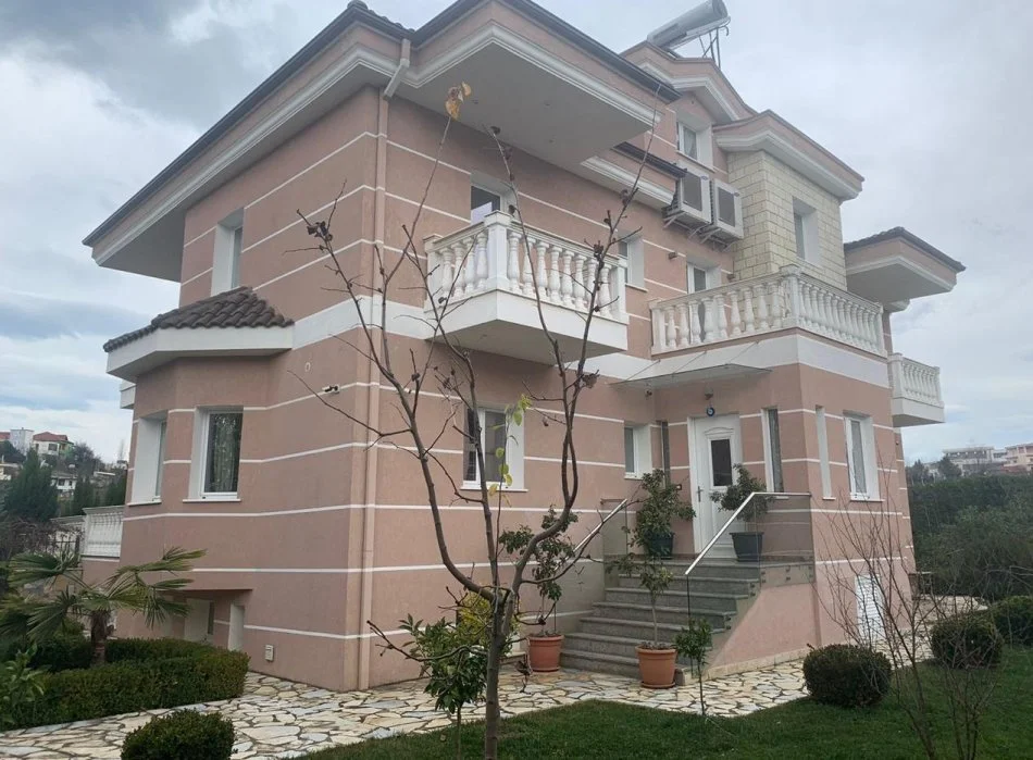 Tirane, shitet Vile 2 Katshe Kati 2, 690 m² 2.200.000 € (Farke)