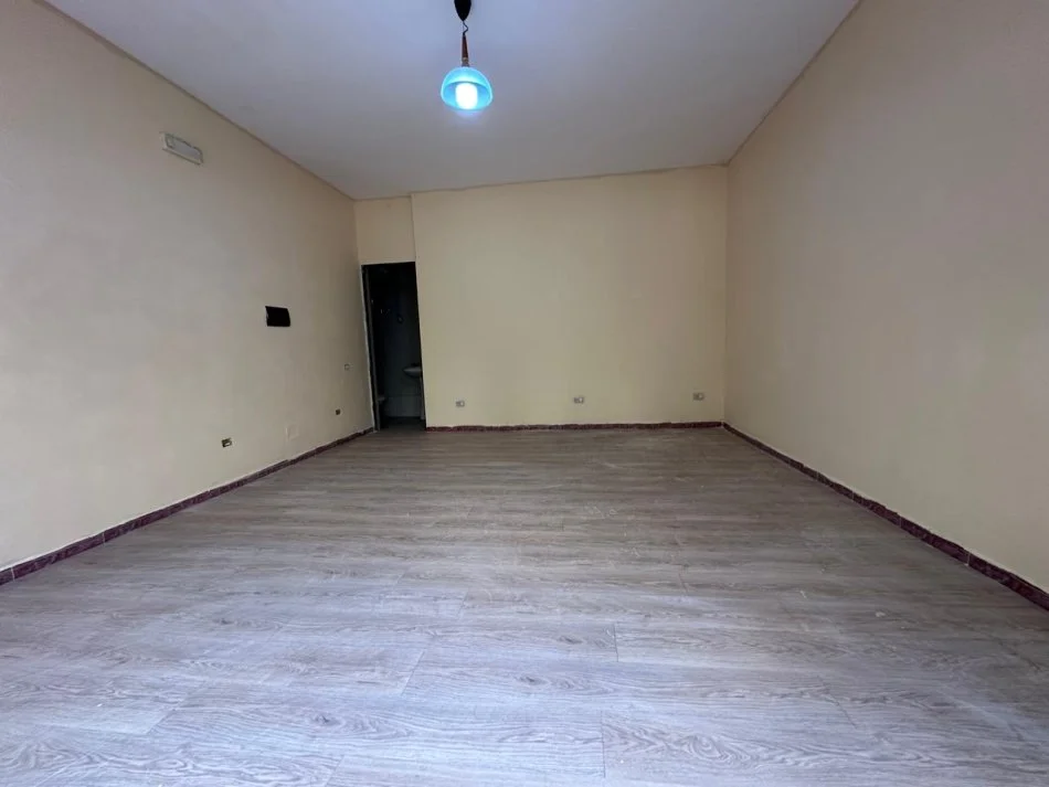 Tirane, jepet me qera ambjent biznesi Kati 0, 30 m² 350 € (Ish Tregu Elektrik,Rruga Petro Nini Luarasi)