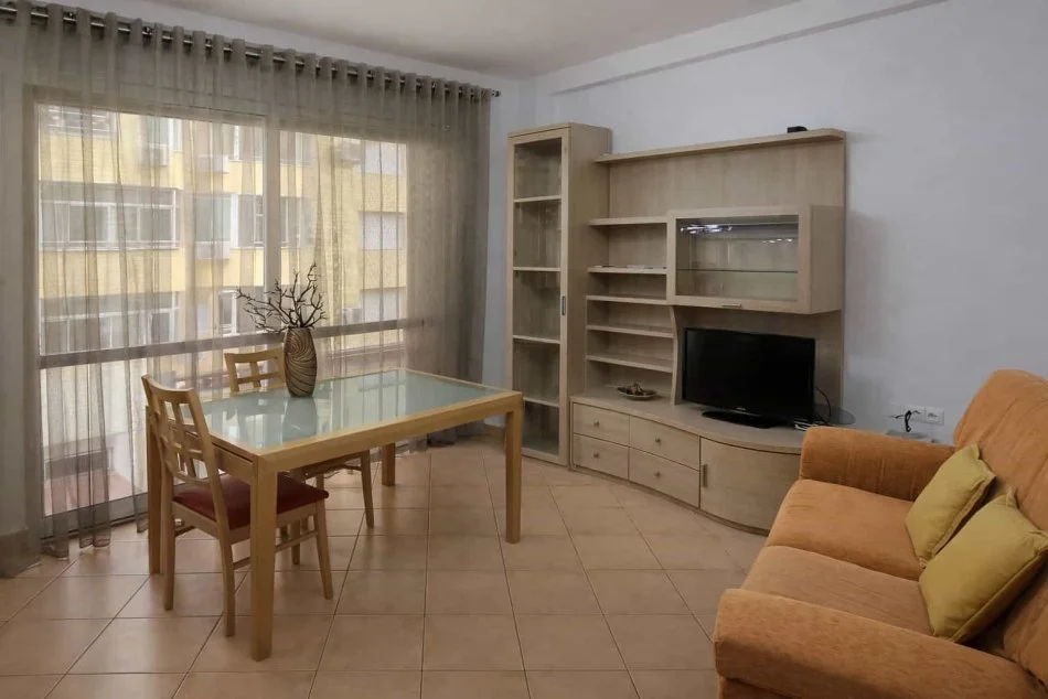 Tirane, jepet me qera apartament 1+1 Kati 3, 100 m² 675 € (Rruga Medar Shtylla)