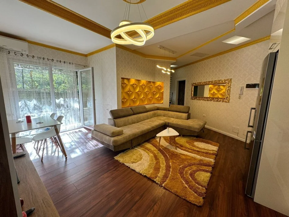 Tirane, jepet me qera 2+1+Ballkon Kati 1, 60 m² 750 € (buzë Liqenit të Thatë)
