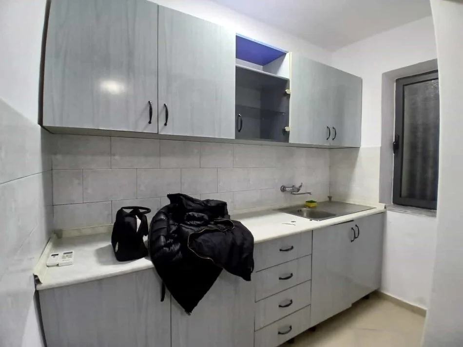 Tirane, jepet me qera zyre Kati 2, 60 m² 620 € (Rruga e Durresit)
