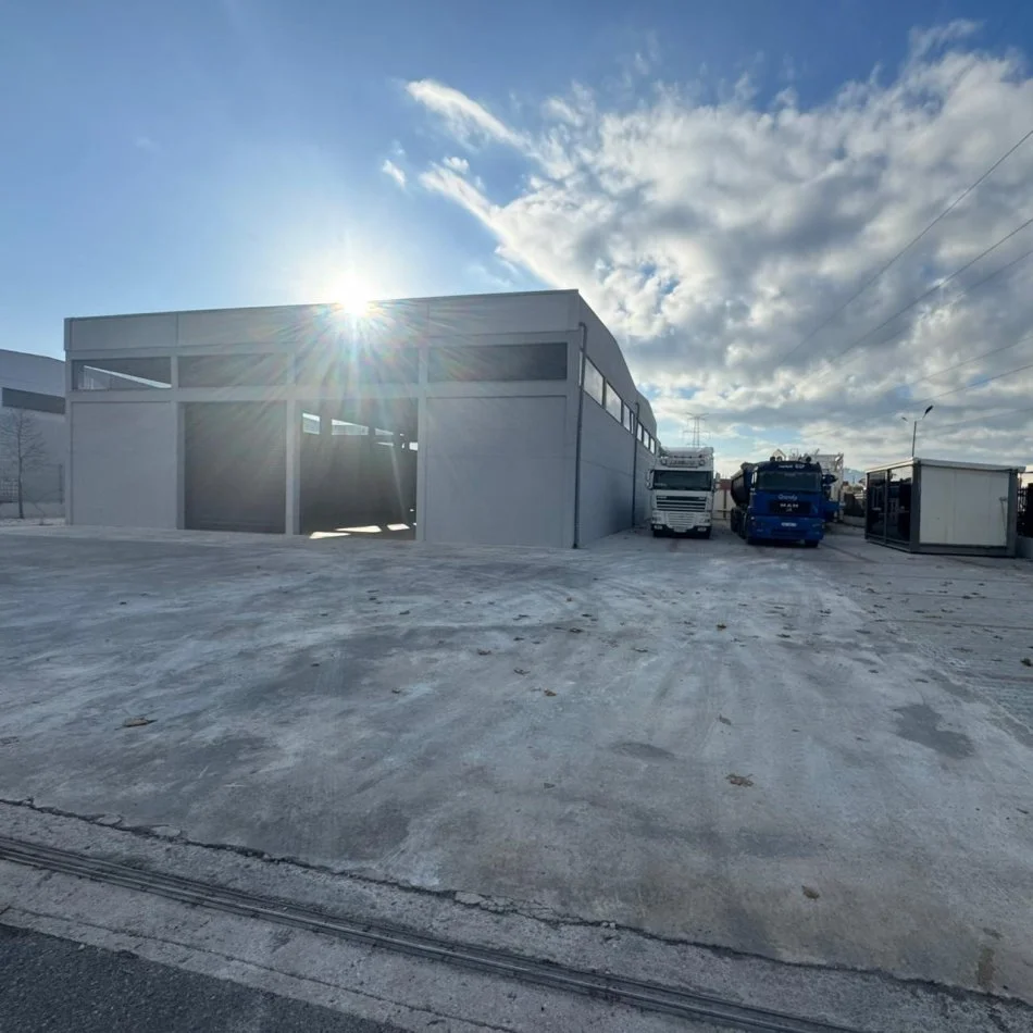 Tirane, jepet me qera ambjent biznesi Kati 0, 3.200 m² 3.200 € (AUTOSTRADA THUMAN-KASHAR)