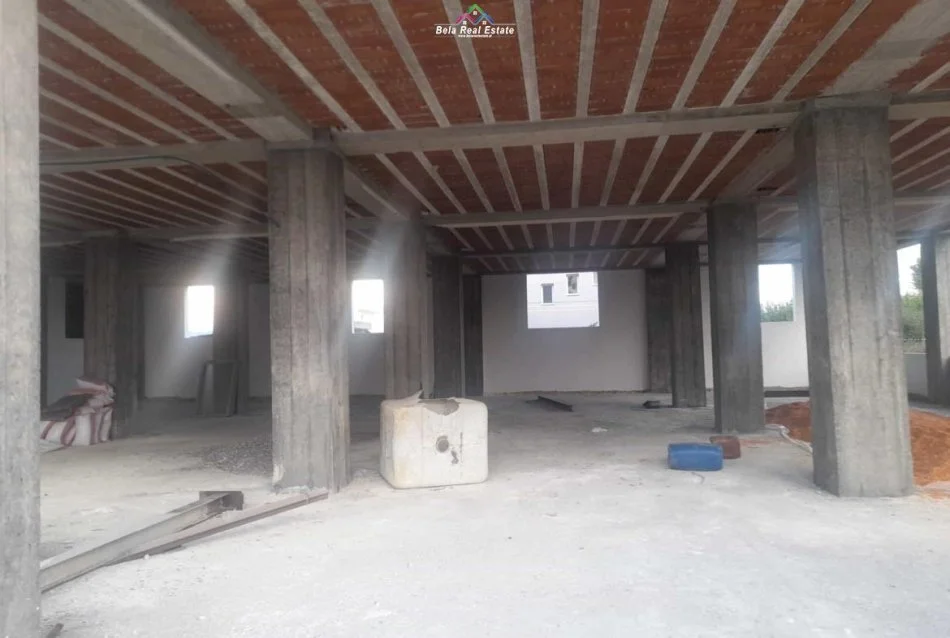 Durres, jepet me qera magazine Kati 1, 3.000 m² 2.500 € (Durres)