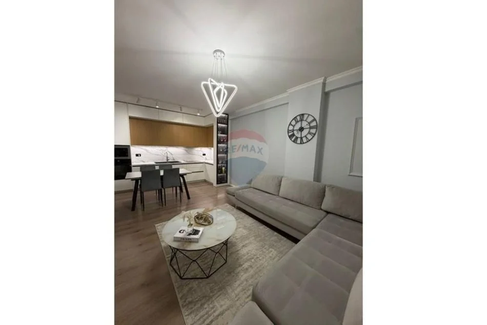 Tirane, jepet me qera apartament 1+1+Ballkon Kati 4, 65 m² 610 € (Radisson Hotel)