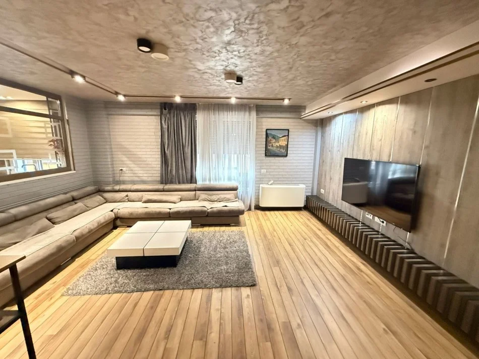 Tirane, jepet me qera apartament 2+1 Kati 4, 190 m² 1.950 € (Rruga Myslym Shyri)