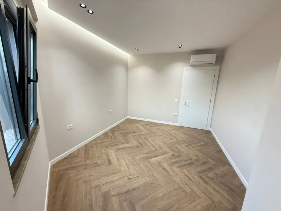 Tirane, jepet me qera zyre Kati 6, 128 m² 1250 € (Astir)