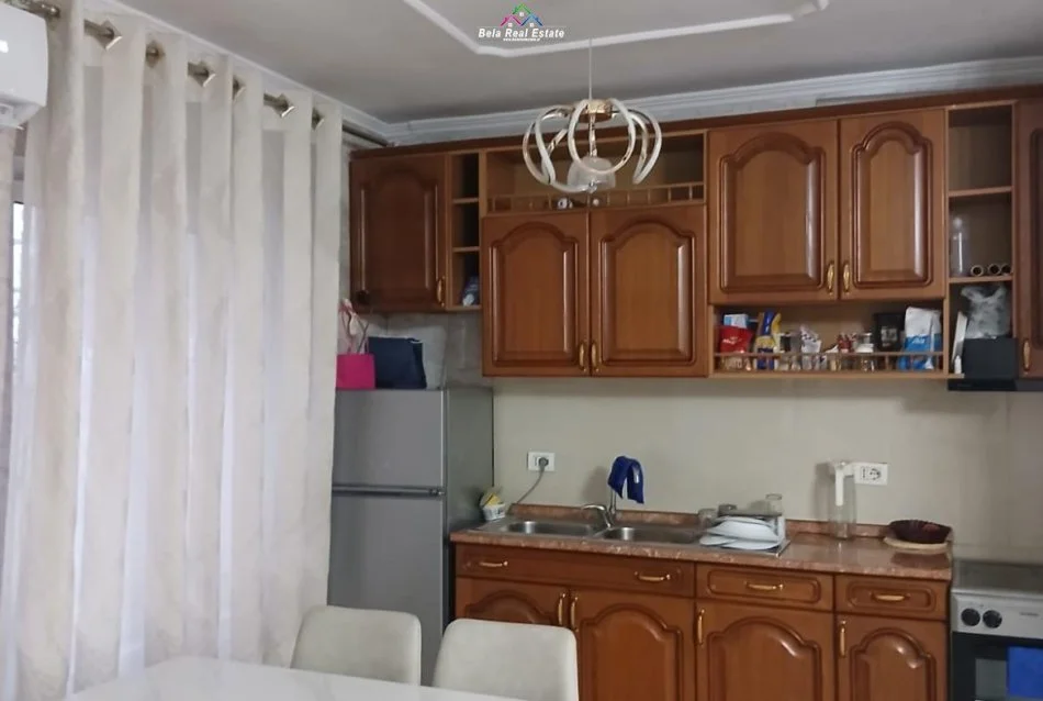 Tirane, jepet me qera apartament 2+1 Kati 1, 76 m² 520 € (Rruga Lord Bajroni)