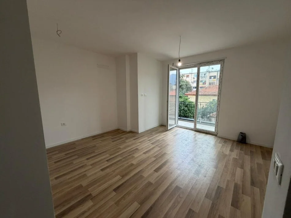 Tirane, shitet apartament 1+1+Ballkon Kati 1, 44 m² 95.000 € (Rruga Ali Demi)