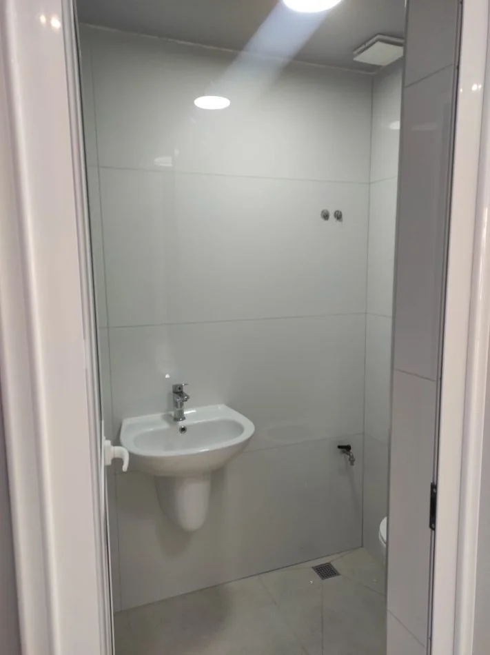 Tirane, jepet me qera dyqan Kati 0, 64 m² 830 € (Rruga Berisha)