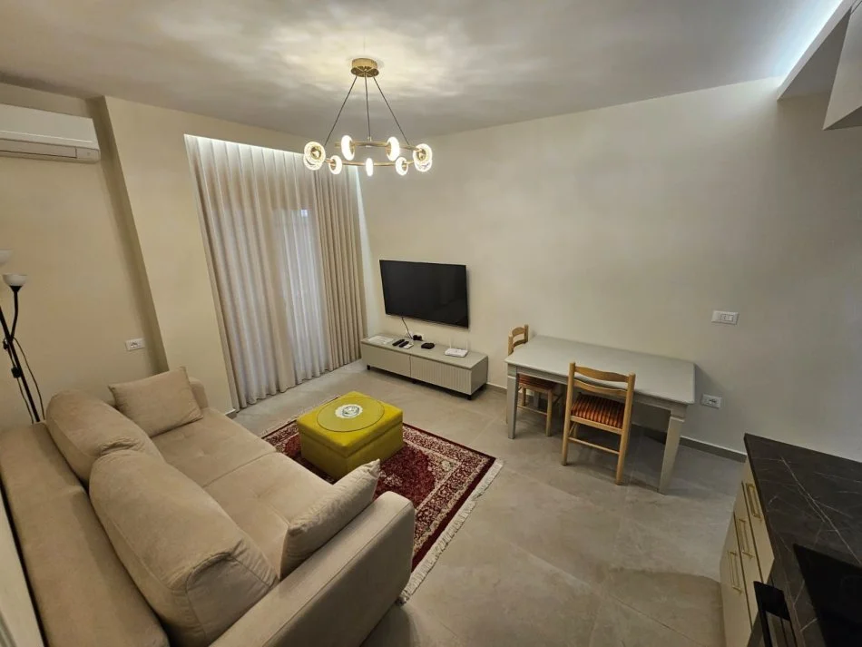 Tirane, jepet me qera apartament 1+1 Kati 3, 55 m² 940 € (Rruga e Kavajes)