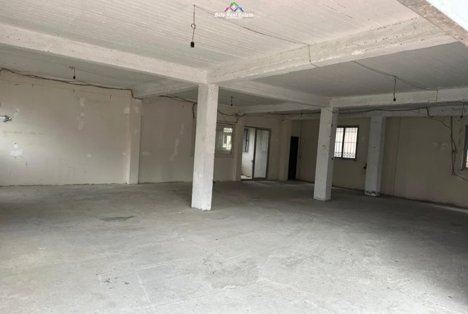 Tirane, jepet me qera magazine Kati 0, 260 m² 730 € (Autostrada Tirane- Durres)