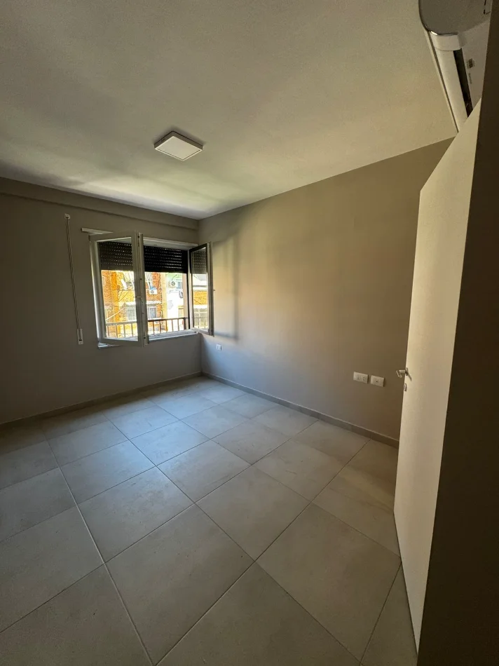 Tirane, jepet me qera ambjent biznesi Kati 1, 60 m² 600 € (Pazari i Ri)