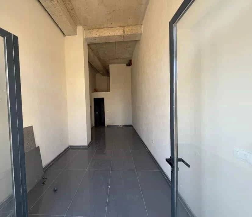 Tirane, jepet me qera dyqan Kati 0, 32 m² 500 € (Astir)