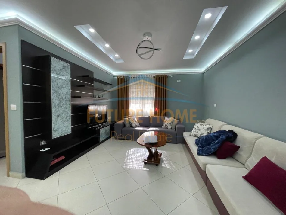 Tirane, jepet me qera apartament 2+1+Parkim, Kati 6, 110 m² 700 € (RRUGA E KAVAJES)