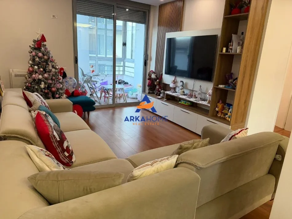 Tirane, jepet me qera apartament 2+1+Ballkon , 94 m² 750 € 