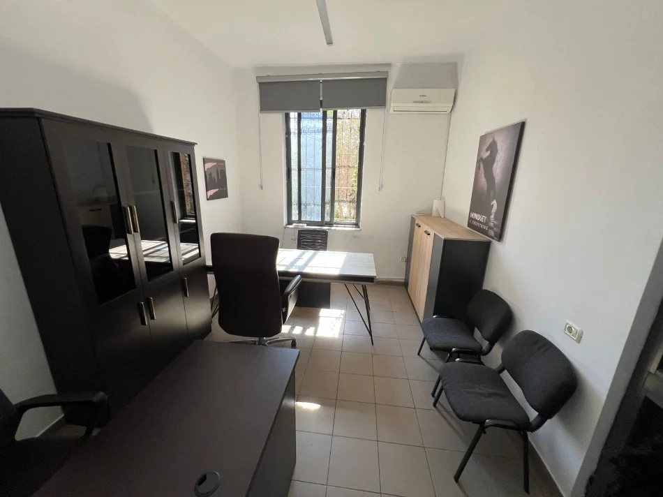 Tirane, jepet me qera zyre Kati 0, 38 m² 520 € (Bulevardi Bajram Curri)