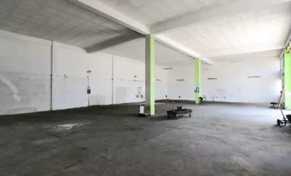 Tirane, jepet me qera magazine Kati 0, 2.120 m² 3.900 € (Autostrada Tirane- Durres)