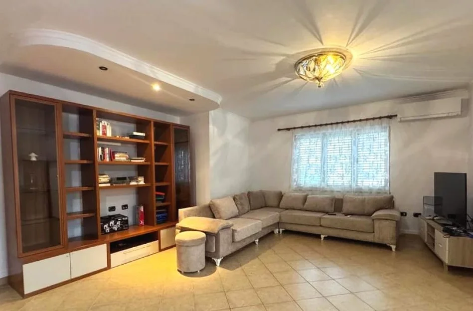 Tirane, jepet me qera apartament 2+1+Ballkon Kati 4, 128 m² 800 € (Liqeni Artificial)