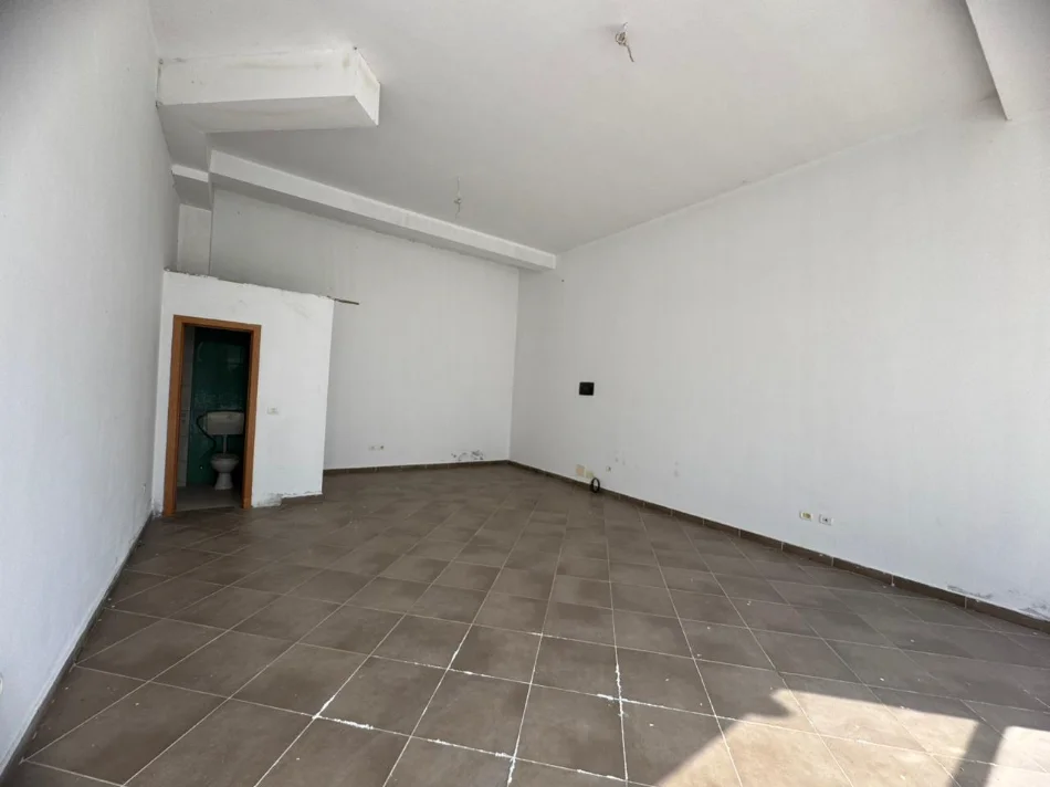 Tirane, jepet me qera dyqan Kati 0, 52 m² 450 € (Astir  (Vila L 2) )