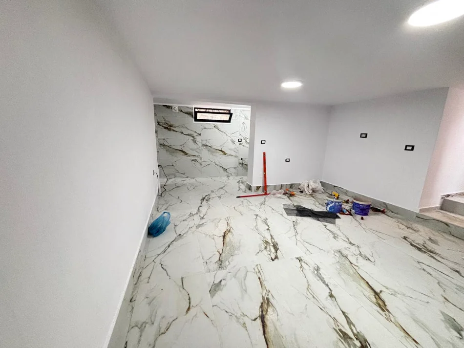 Tirane, jepet me qera dyqan Kati 0, 65 m² 570 € (Rruga Ndre Mjeda)