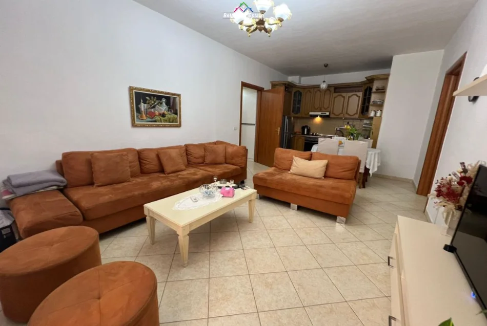 Tirane, jepet me qera apartament 3+1 Kati 5, 130 m² 780 € (Rruga Asim vokshi)
