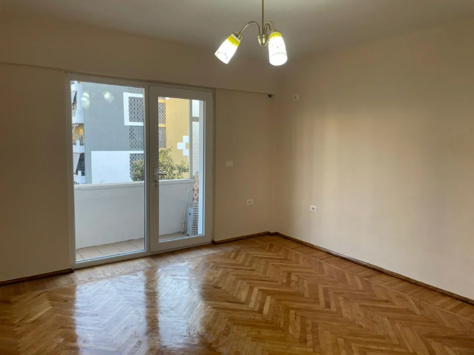 Tirane, jepet me qera zyre Kati 4, 600 € (Pazari i Ri, Kolonat)