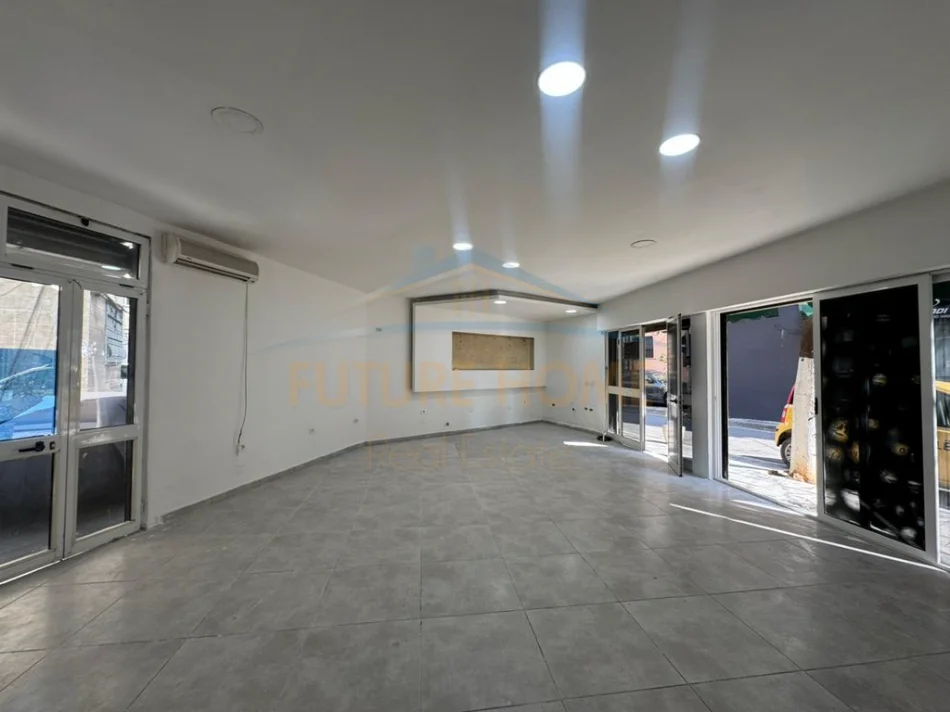Tirane, jepet me qera ambjent biznesi Kati 0, 54 m² 570 € (Zogu ZI)