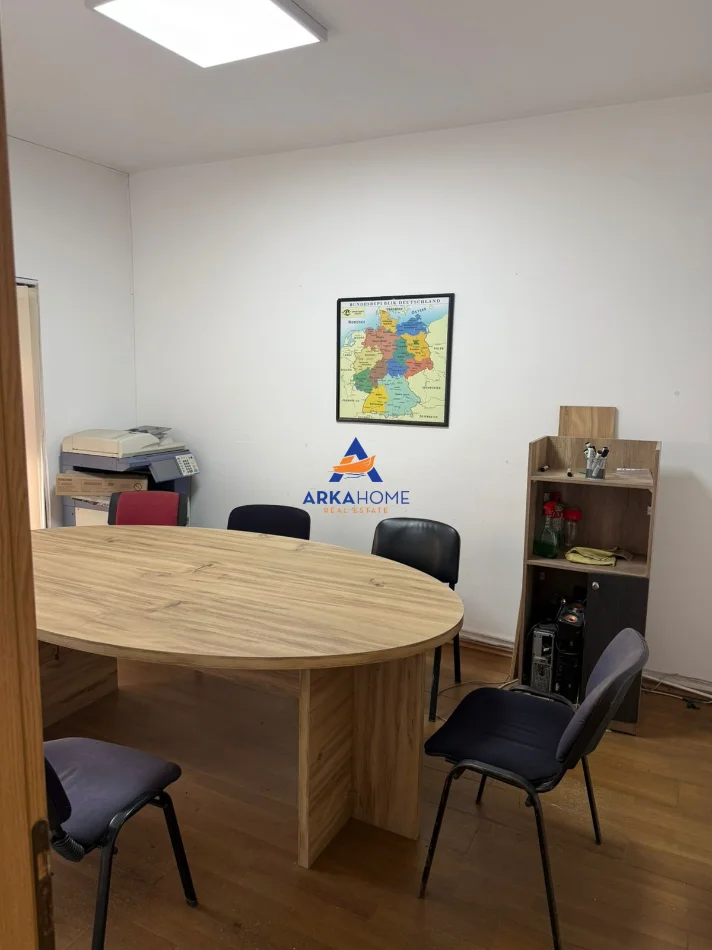 Tirane, jepet me qera ambjent biznesi Kati 1, 70 m² 523 € 