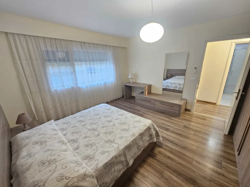 Tirane, jepet me qera apartament 2+1 Kati 2, 130 m² 1.500 € (Teg)