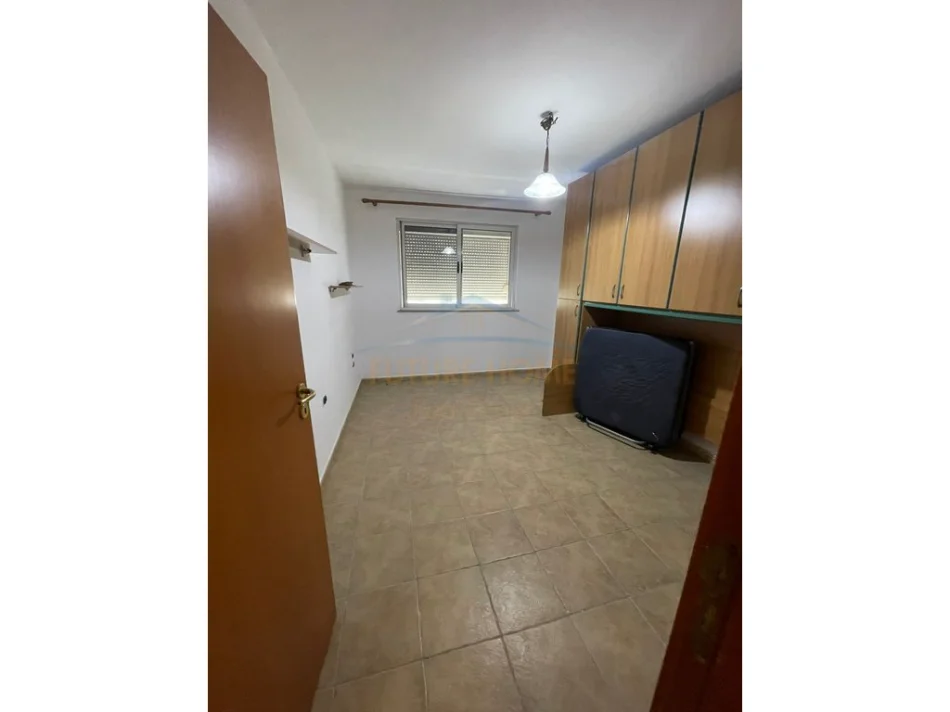 Tirane, jepet me qera apartament 3+1 Kati 5, 158 m² 900 € (Te Garda)