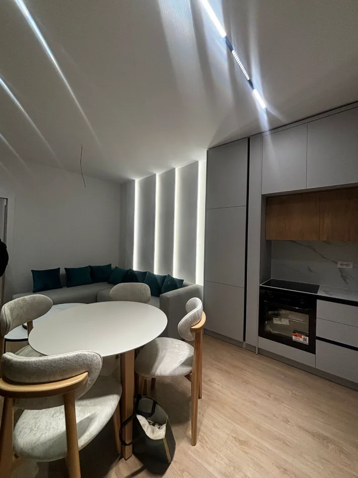 Tirane, jepet me qera apartament 1+1 , 70 m² 600 € (Qender)