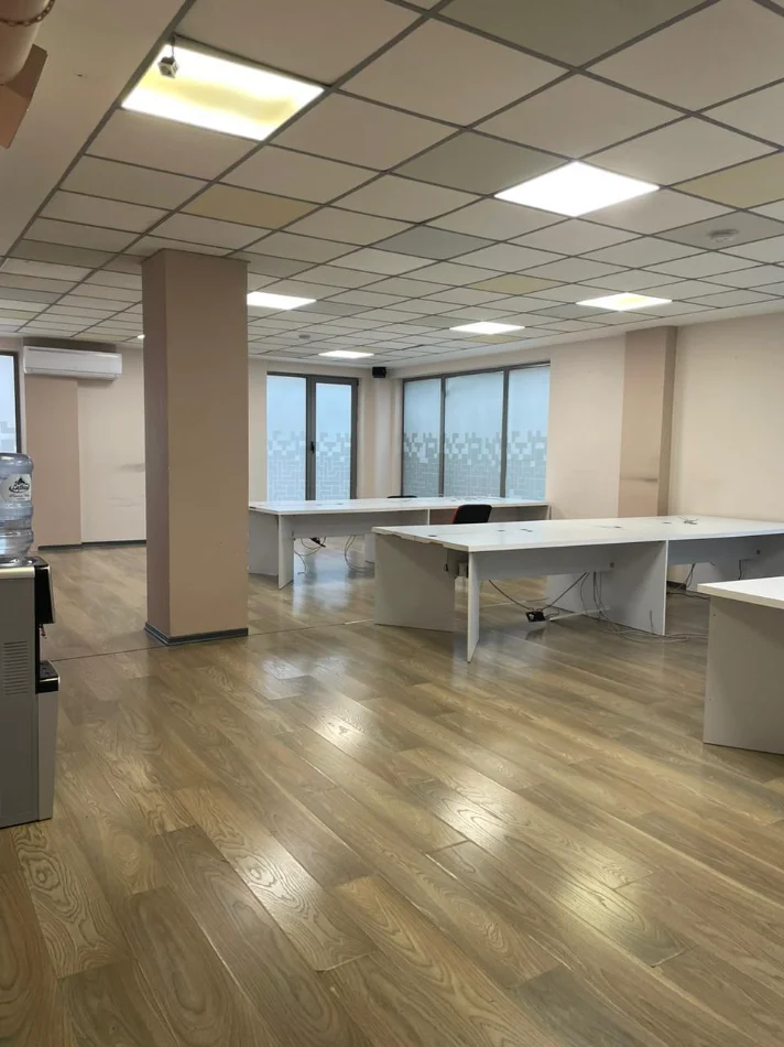 Tirane, jepet me qera ambjent biznesi Kati 1, 306 m² 3.400 € (Rruga e Dibres)