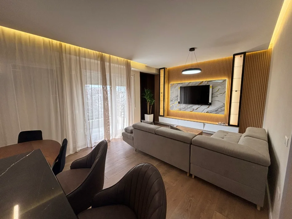 Tirane, jepet me qera apartament 2+1+Ballkon Kati 3, 120 m² 1.200 € (Kopshti Botanik, prane Xhamise)
