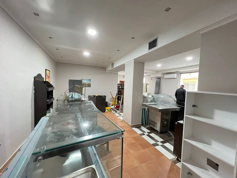 Tirane, jepet me qera bar-resorant Kati 0, 100 m² 2.090 € (Bulevardi Bajram Curri)