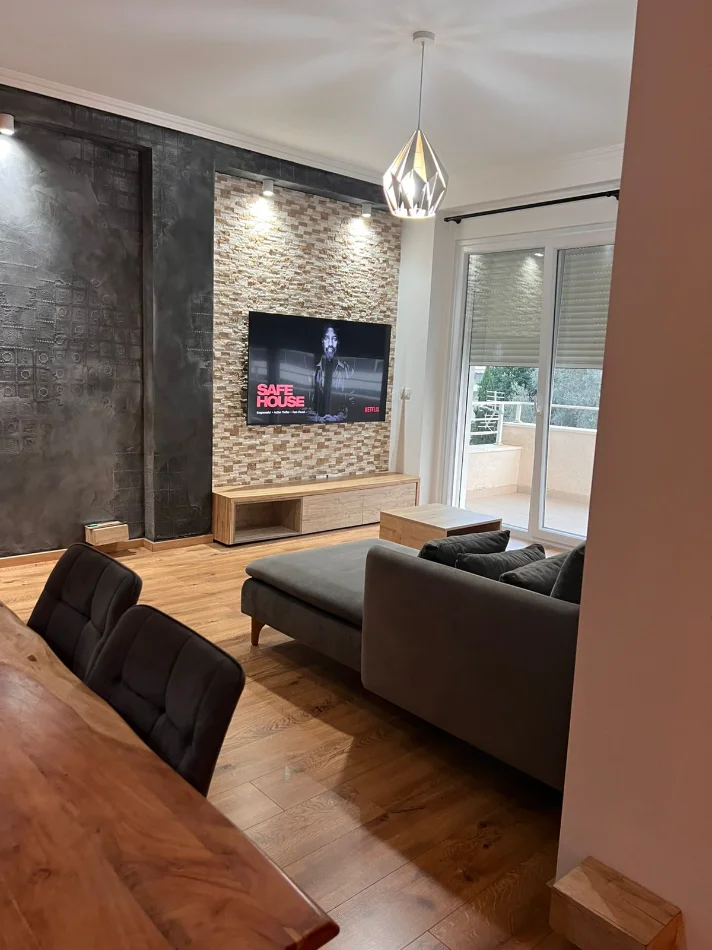 Tirane, jepet me qera apartament 2+1+Ballkon Kati 3, 100 m² 850 € (Kopshti Botanik)