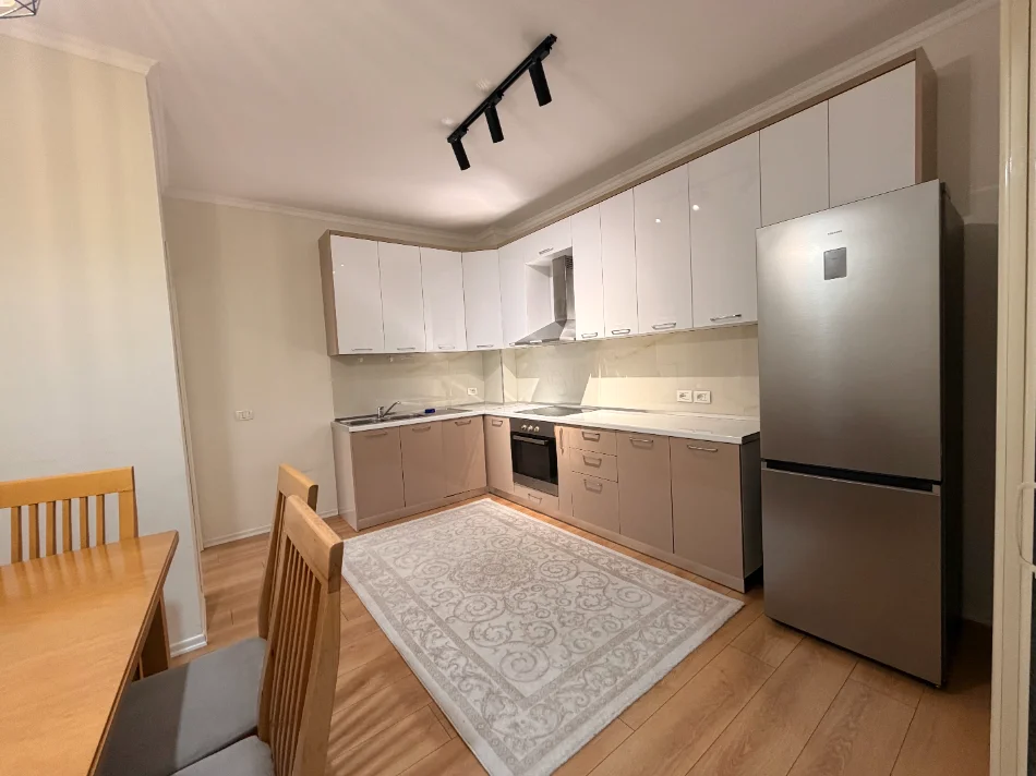 Tirane, jepet me qera apartament 2+1+Parkim Kati 3, 117 m² 85'000 leke/muaj - Kopshtit Botanik (Hyrja)