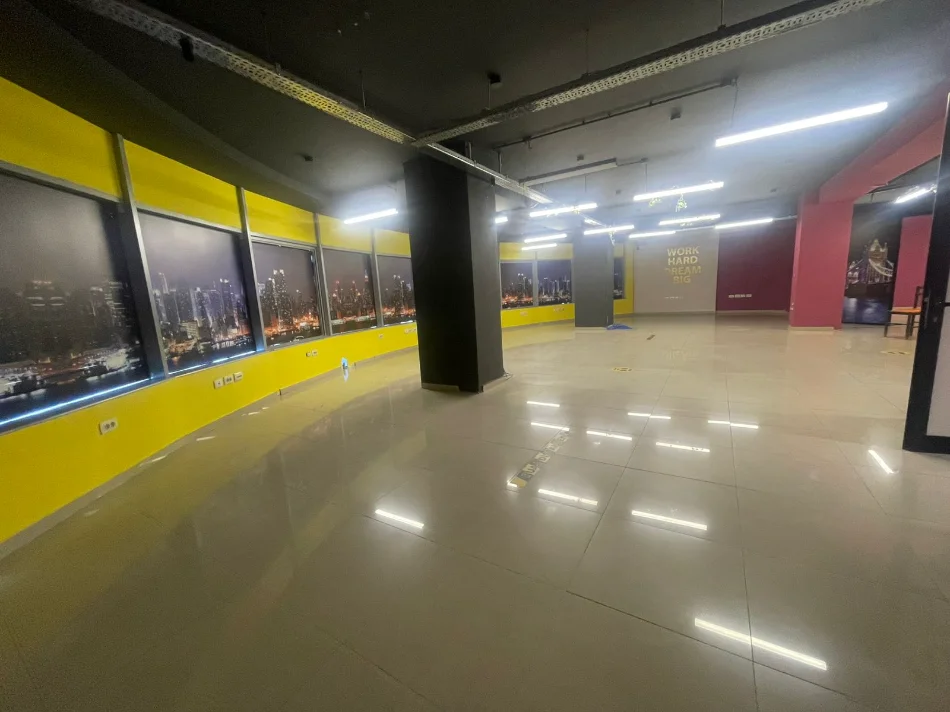 Tirane, jepet me qera ambjent biznesi Kati 5, 250 m² 2.000 € (Rruga e Dibres)