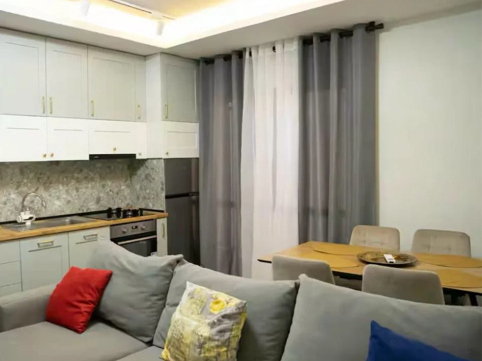 Tirane, jepet me qera apartament 2+1 , 900 € 