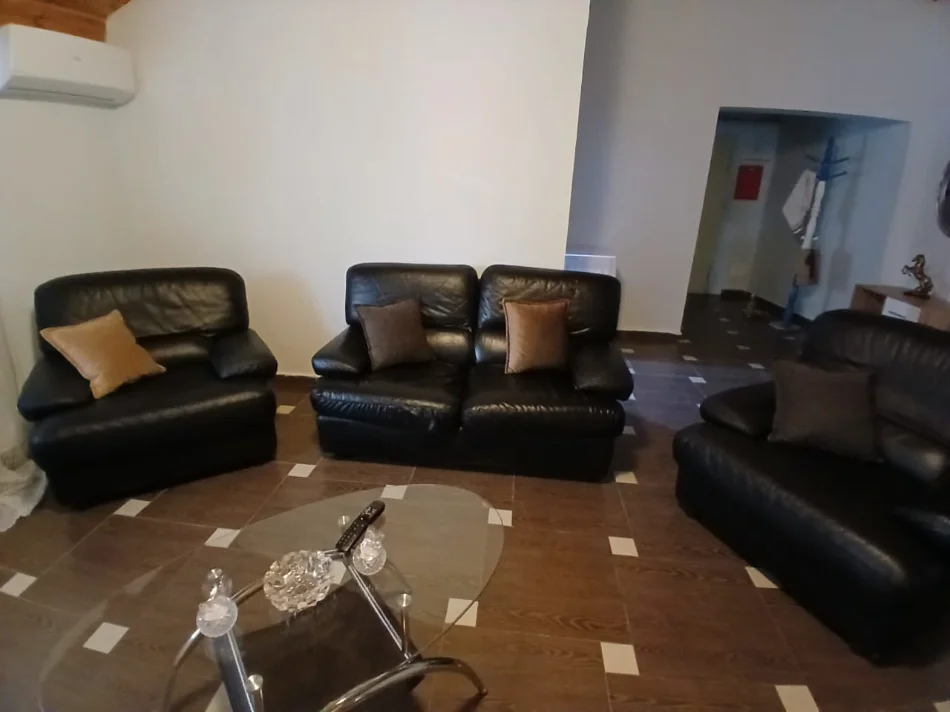 Tirane, jepet me qera apartament 3+1+Ballkon Kati 4, 110 m² 700 € (Komuna e Parisit)