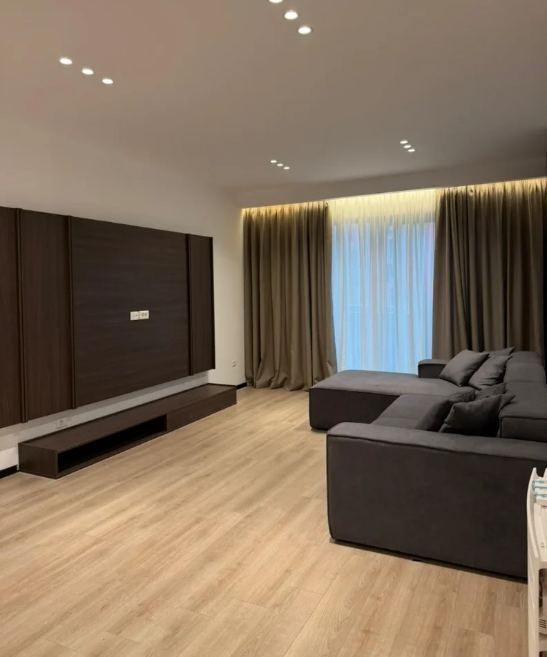 Tirane, jepet me qera apartament 2+1 , 140 m² 2.800 € 