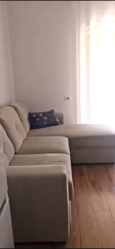 Tirane, jepet me qera Vile 1+1+Ballkon Kati 3, 75 m² 550 € (Rruga Siri Kodra)