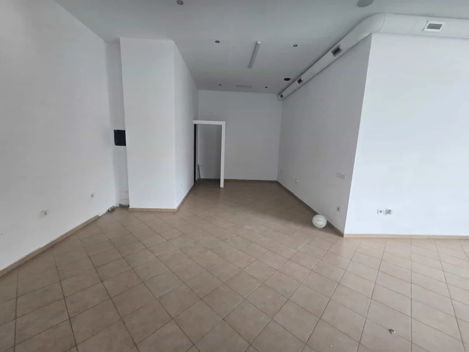 Tirane, jepet me qera Kati 0, 55 m² 700 € (bulevardi zogu i pare)