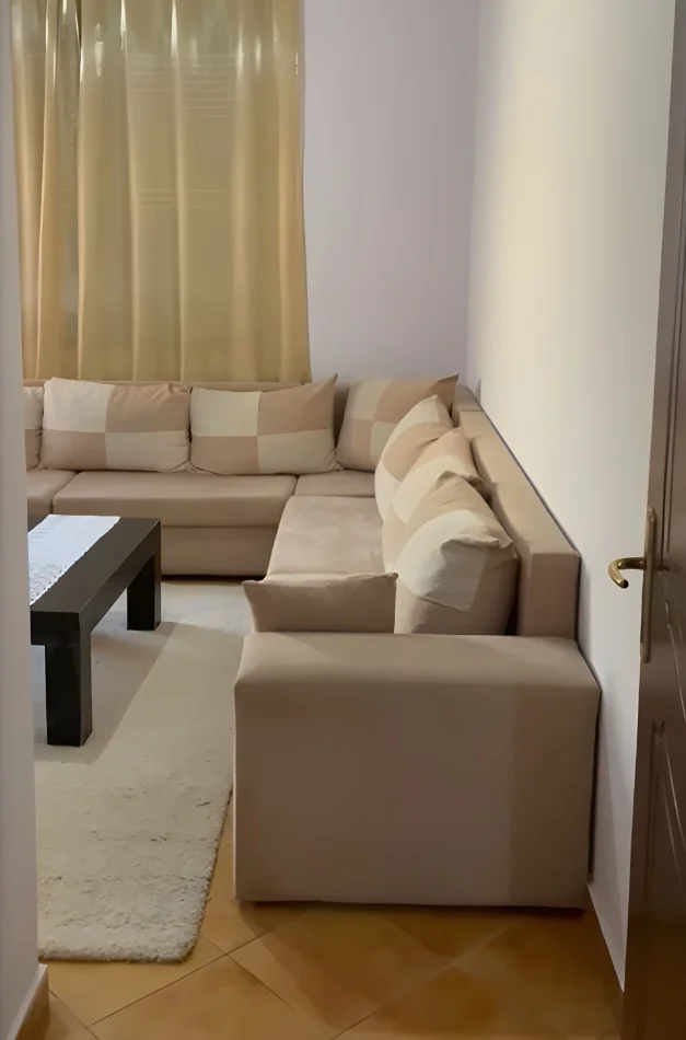 Tirane, jepet me qera apartament 2+1+Ballkon Kati 3, 70 m² 400 € (Selitë e vogël (pranë tregut ushqimor))