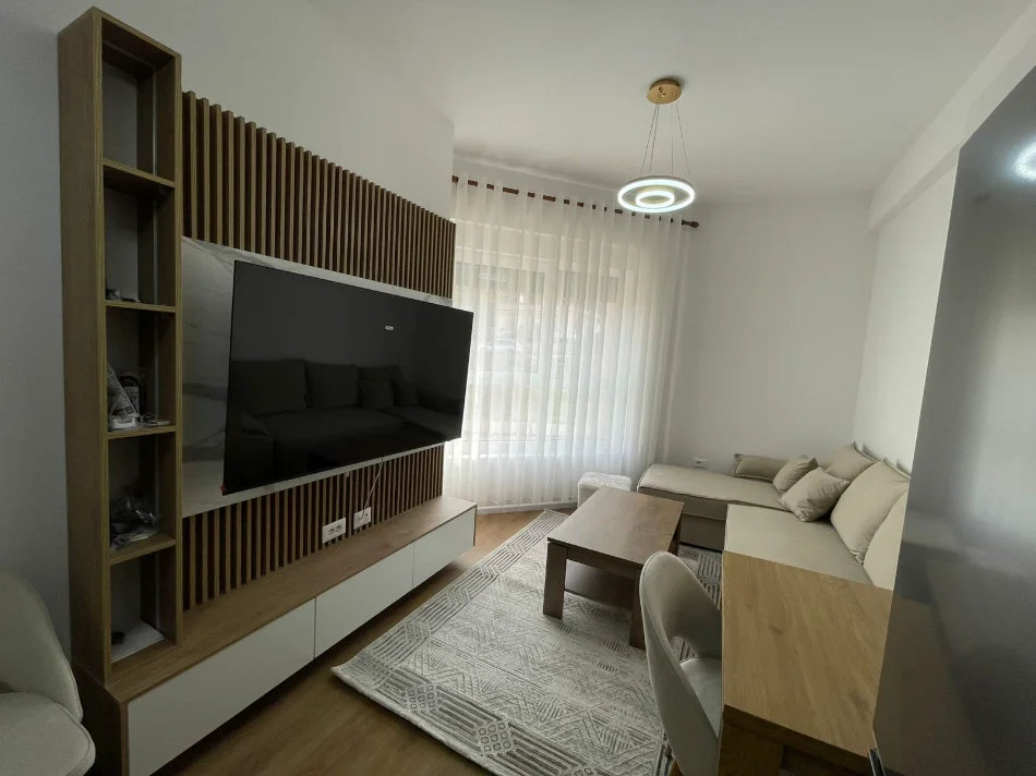 Tirane, jepet me qera apartament 1+1+Ballkon Kati 3, 55 m² 450 € (Ali Demi)