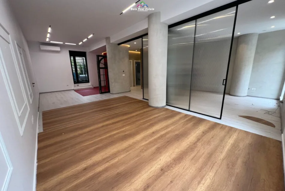 Tirane, jepet me qera dyqan Kati 1, 180 m² 2.500 € (Rruga Vaso Pasha)
