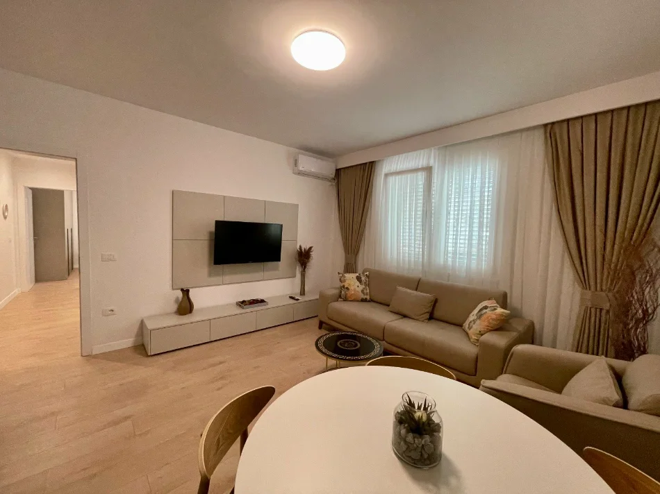 JEPET ME QERA: APARTAMENT 2+1 📍 Rruga e Kavajës (pranë Kishës Ortodokse)