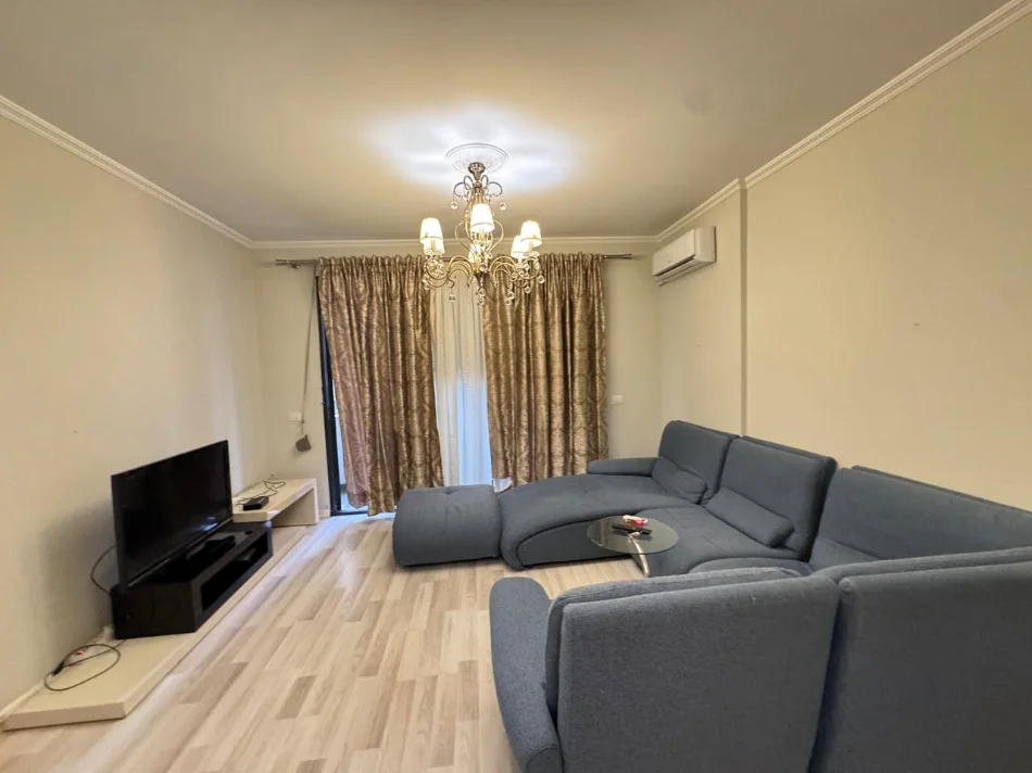 Tirane, jepet me qera apartament 2+1 , 110 m² 900 € (komuna e parisit)