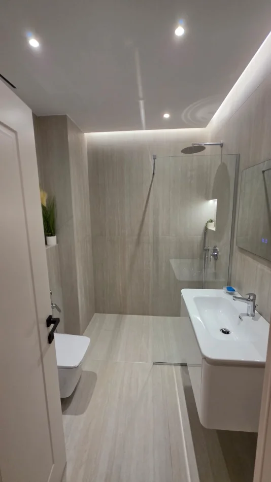 Tirane, jepet me qera ambjent biznesi Kati 2, 131 m² 2.600 € (sheshi Italia)